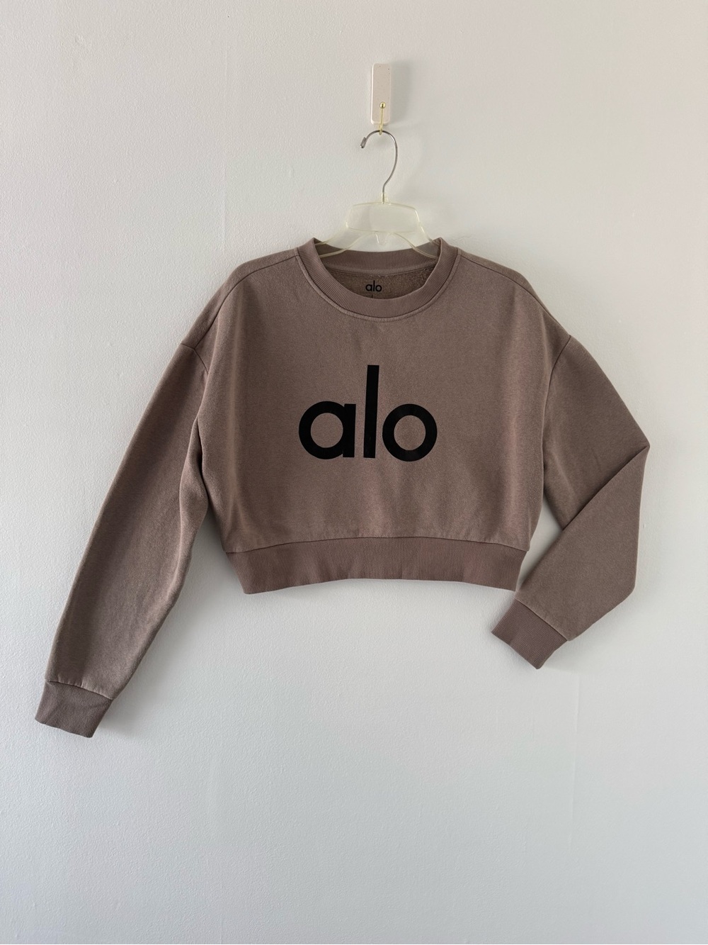 ALO Yoga Cropped Crew Sweatshirt inTaupe with Black Logo SzL